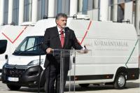 Tíz új kormányablakbuszt adtak át kedden Szolnokon